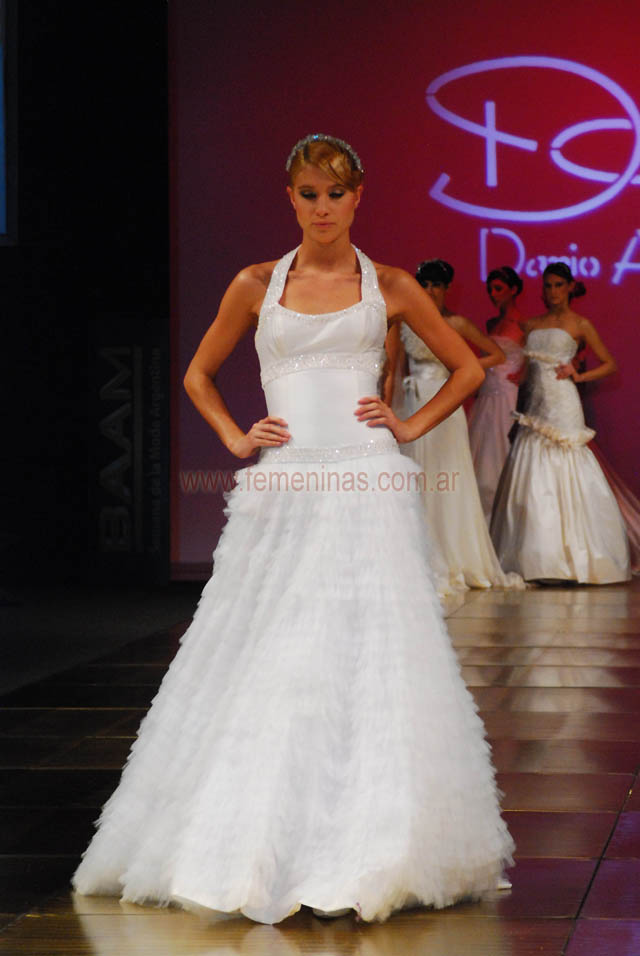 Vestido de novia escote cuadrado bordado falda tul Dario Arbina